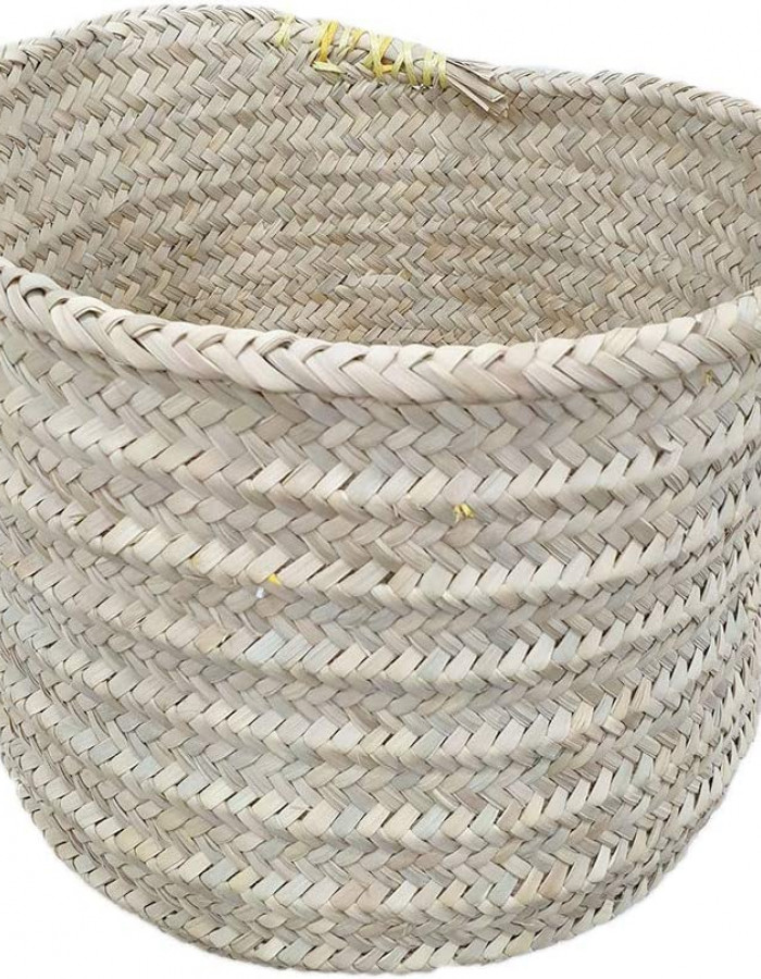 سلة مصنوعة يدويًا من سعف النخيل سلة مصنوعة يدويًا من سعف النخيل