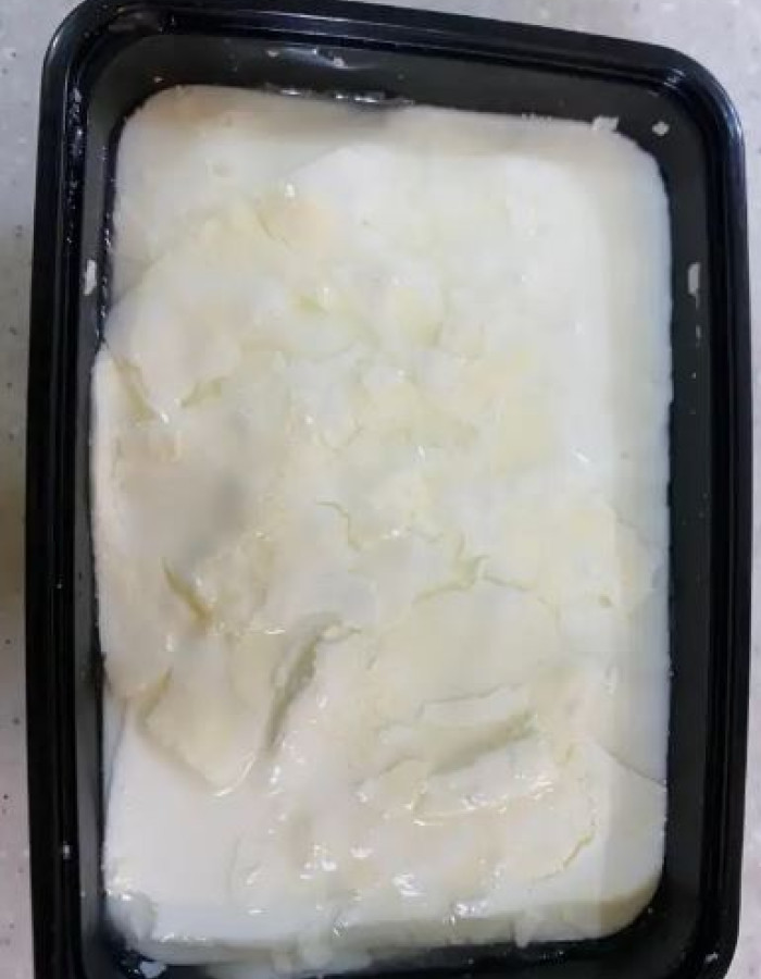 حليب بقر بلدي عضوي طازج وكامل الدسم للبيع