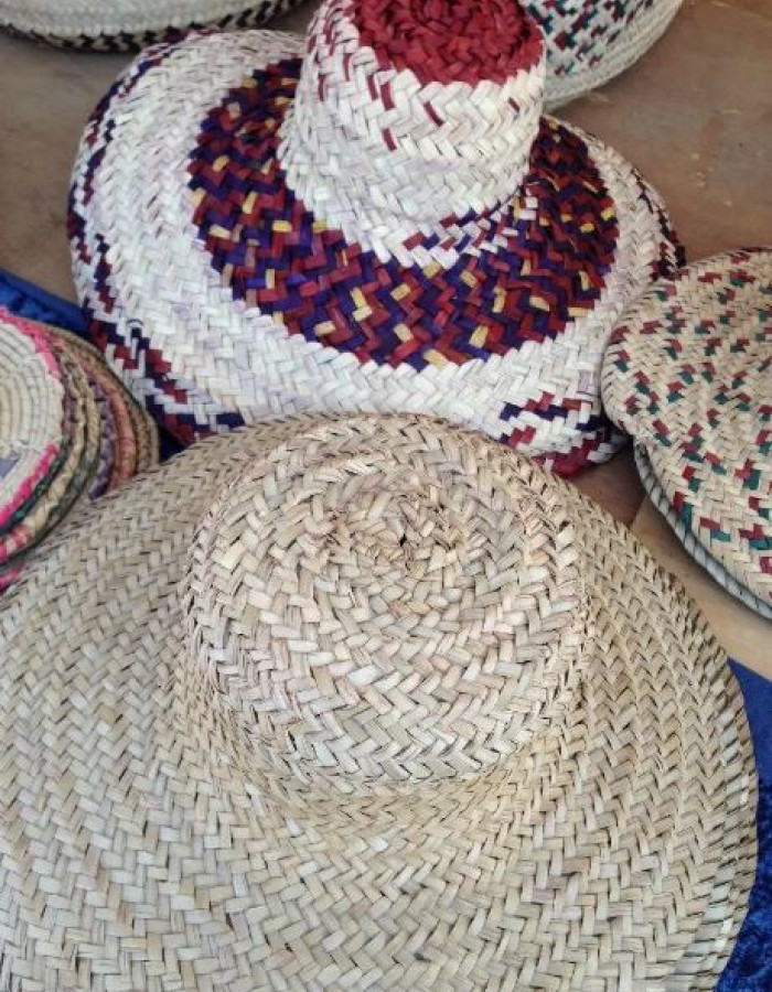 قبعات خوص للبيع